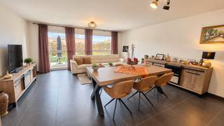 <strong>Energiezuinige woning met 3 slaapkamers, tuin en carport</strong><br /><br />Deze <strong>instapklare en energiezuinige</strong> woning is <strong>rustig gelegen </strong>aan een groen plein.<br />De woning werd gebouwd in 2011 en beschikt over een <strong>bewoonbare oppervlakte van 118 m²</strong> op een <strong>perceel van 137 m²</strong>.<br /><br />Op het gelijkvloers bevinden zich de inkomhal met apart toilet, een praktische bijkeuken en een <strong>lichtrijke leefruimte met open keuken</strong>.<br />De verdieping telt <strong>3 slaapkamers</strong>, een apart toilet en een badkamer met dubbel lavabomeubel, ligbad en douche.<br />Daarnaast is er een ruime zolder die zorgt voor extra bergruimte.<br /><br />Buiten geniet je van een<strong> tuin met terras </strong>en een <strong>carport</strong>.<br /><br />Dankzij het gunstige <strong>EPC-label A</strong> (98 kWh/m²) geniet je hier bovendien van energiezuinig en comfortabel wonen.<br />Momenteel is de woning verhuurd, waardoor ze zowel geschikt is als starters- of gezinswoning, maar ook interessant is als investering.<br /><br />Neem contact via <strong>0494 52 91 79</strong> of <strong>matias@imfiro.be </strong>voor extra info of een vrijblijvend bezoek.