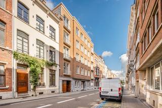 Dit ruime appartement van 128m² is gelegen vlakbij het Station, de Bondgenotenlaan en het Ladeuzeplein in een statig gebouw met hoge plafonds en parketvloeren.   Het strekt zich uit van de voorzijde tot de achterzijde met mooi uitzicht.  Indeling met een ruime inkomhal met aparte berging/vestiaire, een grote leefruimte in parketvloer, hoge plafonds (2m85), grote ramen en veel lichtinval alsook een aparte ingerichte keuken.  Via de nachthall met apart toilet bereiken we de 3 slaapkamers (ook in parketvloer) en een ingerichte badkamer.<br />Ondergronds beschik je over een privatieve voorraadkelder en op de zolderverdieping is er tevens een privatieve berging voorzien.<br />Achteraan het gebouw is er een ruime garagebox met poort optioneel bij aan te kopen (35.000 Euro), makkelijk bereikbaar via de straatzijde.<br />EPC label C, score 255 - asbestveilig - elektriciteit is conform.<br />Indien u dit appartement graag bezoekt dan kan u mij steeds bereiken via 0477284876 of via  mail vincent@immojanstas.be.  Bijkomende info (EPC, bodemattest, elektriciteitsattest, enz...) kan U hier downloaden ↓