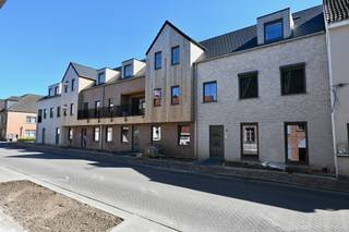 Leuk appartement op de eerste verdieping met 1 slaapkamers ! <br /><br /><br />Indeling : Inkomhal , apart toilet , slaapkamer met aansluitende badkamer , woonkamer met open keuken , berging , terras.<br /><br /><br />Dit appartement is voorzien van vloerverwarming met warmtepomp , ventilatie , zonnepanelen .<br /><br />Aankoop aan <strong><span>6 % btw mogelijk </span></strong>mits u aan de voorwaarden voldoet ! <br />Autostaanplaats + berging bij te kopen .<br /><br /><br />Plan te downloaden op onze website . <br /><br />Koop nu en betaal pas bij de oplevering ! <br />Dit appartement kan snel opgeleverd worden . <br />