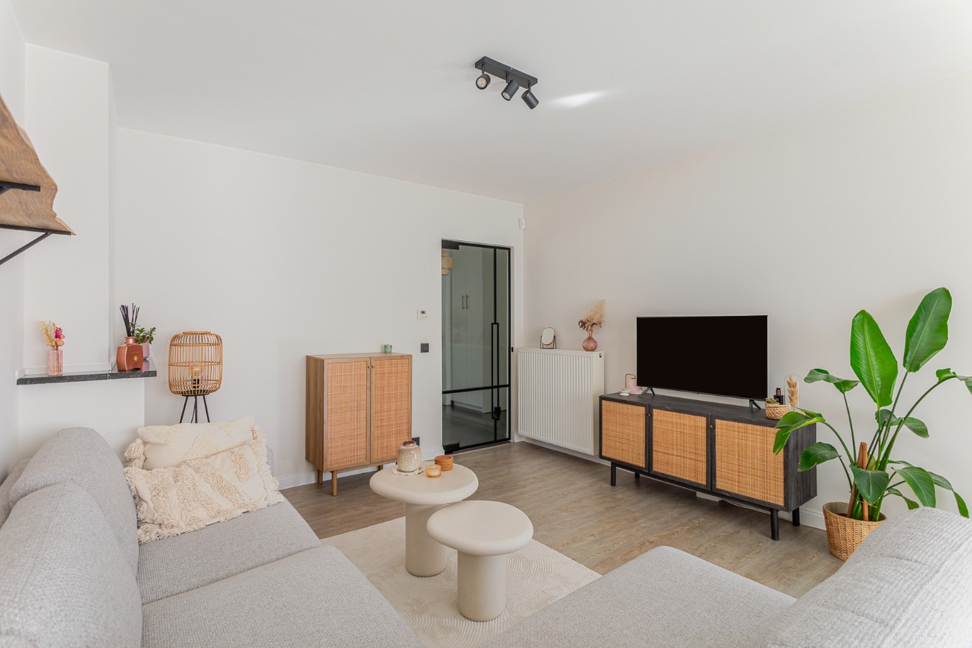 Prachtig gerenoveerd appt. met 2 slpk. en balkon op toffe locatie in Schoten - foto 3