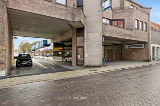 Op zoek naar een centrale locatie om uw kantoor, handel op praktijk uit te bouwen met veel parkeermogelijkheden? Gevonden.Deze toonzaal heeft een...