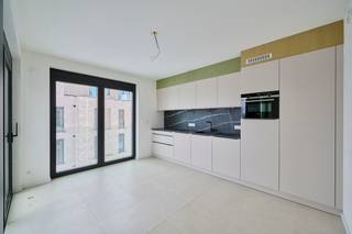 <span><strong>85% VERKOCHT! Grijp nu je kans alvorens het project is uitverkocht.<br />Geniet van 6% btw, zeer interessant voor investeerders en eigen bewoners! </strong>Informeer naar de voorwaarden. <span>Wij zijn elke woensdag van 13 uur tot 16 uur aanwezig</span>. Bekijk het volledig project op: https://www.jansenrealestate.be/agnetenpark/4764739/<strong><br /><br /><span>NIEUWE FASE</span>: </strong>assistentiewoningen in 'Residentie Armand Preud'homme'. <br /><br />Agnetenpark, Altijd thuis, overal dichtbij...</span><br /><br /><span>Agnetenpark is een échte nieuwe buurt met verschillende woningtypes voor iedereen en voor elke (gezins)situatie. Maar in Agnetenpark leef je niet alleen op maat van de mensen maar ook op maat van morgen. Zo is er aandacht voor duurzame energie - denk maar aan zonnepanelen, geothermie (warmtepomp met aardwarmte) en waterrecuperatie - én duurzame mobiliteit. De woningen dragen ook het BEN-label (Bijna Energie Neutraal). Het E-peil ligt onder E20 waardoor er 5 jaar vrijstelling is op het kadastraal inkomen. </span><br /><br /><span>Er wordt een nieuw buurtpark aangelegd aan de Kloosterstraat waardoor je kan genieten van het uitbundige groen tijdens een rustgevende wandeling of een gezellige namiddag met buren en vrienden.</span><br /><br /><span>Ook wordt er in Agnetenpark gezorgd voor het beste wooncomfort. Alle afwerkingskeuzes werden gemaakt én is er standaard vloerverwarming voorzien. Ondergrondse staanplaatsen, kelder- en fietsenbergingen zorgen voor het mobiele comfort. Verder zorgen de kwalitatieve afwerking en veel lichtinval in de leefruimtes voor een heerlijk thuis-gevoel. Op de ruime terrassen is er uitzicht over de stad Peer en het uitbundige groen. </span><br /><br /><span>Aan de straatkant van de residentiële site bevinden zich de </span><strong>Kopwoningen</strong><span>. Deze één- en tweeslaapkamerappartementen hebben een oppervlakte van 73 tot 118m² en hebben zuid-gerichte terrassen van 7 tot maar liefst 60m². </span><br /><br /><span>De </span><strong>Parkwoningen</strong><span> liggen in het hartje van Agnetenpark. Deze zijn elk vernoemd naar grote kunstenaars geboren in Peer en bestaan uit één- en tweeslaapkamerappartementen van 64 tot 120m² met een terras van 6 tot 46m². In de volgende fase worden hier appartementen voor senioren gebouwd, waar je op elk moment, nu of later, kan intekenen voor de hulp van een woonassistent.</span><br /><br /><span>Er zijn ook 5 </span><strong>Walwoningen</strong><span> die het project ontsluiten met elk hun specificaties. De oppervlaktes lopen van 78 tot 135m² met terrassen van 10 tot 56m². Gelijkvloerse appartementen beschikken over een tuin van 44 tot 116m². Deze walwoningen beschikken over één-, twee- of drieslaapkamerappartementen. <br /><br />Een gevarieerd aanbod met een topafwerking, zorg voor de toekomst, het heden en het verleden, dat is wat het groene project Agnetenpark omschrijft. Bovendien kan je aankopen aan 6% btw (ovw).<br /><br />In dit project is geïnvesteerd in een efficiënt en duurzaam geothermisch verwarming en koeling systeem (KWO systeem) dat samen met zonnepanelen en warmtepompen zorgt voor een zeer lage energiefactuur. Meer info over dit systeem vind je hier: www.jansenrealestate.be/wat-is-een-kwo-systeem<br /><br />Neem vandaag nog contact op voor een afspraak op 011 39 90 50. Spring ook eens binnen in het dienstencentrum De Perelaar gelegen op de site van Agnetenpark.<br /><br /><em>Getoonde renders en plannen zijn indicatief.</em></span>