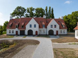 Deze 6 wooneenheden zijn toonbeelden van hoe goed het leven is vandaag en in de toekomst.<br />Dankzij een tijdloze en uitgepuurde architectuur vormt het woonerf De Reisduif een natuurlijk geheel met de weidse omgeving. Binnen krijgt het heldere polderlicht vrij spel, buiten is het spelen geblazen in het groen van de ruime tuinen. Zoveel groen en stilte is ideaal voor wie in alle rust wil genieten van het landelijke leven, zonder ook maar 1 toegeving te doen aan comfort of bereikbaarheid. Lapscheure is via de nabijgelegen expresweg de perfecte uitvalsbasis naar zowel Knokke, Brugge en Antwerpen.<br /><br />De 6 woningen van Woonerf De Reisduif worden opgetrokken en afgewerkt met uitsluitend kwalitatieve materialen en voldoen aan de wettelijke normen rond energieprestatie en isolatie. De woningen omvatten een gelijkvloers met een ruime leefruimte en open keuken, garage en een staanplaats vόόr de woning. Op het verdiep bevinden zich 3 à 4 slaapkamers (afhankelijk van de woning), een badkamer met afzonderlijk toilet, alsook een berging. Ook de zolder onder het dak is toegankelijk en kan naar wens worden ingericht.<br />Het terrein is toegankelijk via een oprit met 3 private staanplaatsen voor auto’s.<br />De eerste en derde woning worden casco verkocht.<br /><br />Een hoogwaardig project gelegen op een unieke locatie.<br /><span>Aarzel niet om ons te contacteren voor meer informatie: tel.: 050 62 44 14 of via knokke@immax.be</span>