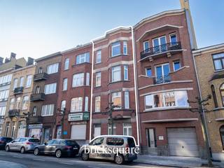 SCHAERBEEK - Excellent investment opportunity on Avenue Colonel Picquart 13, close to Schaerbeek train station, shops, transport and schools.Discover this apartment building of +- 350 m2 comprising 4 distinct units recognized by the town planning authorities.It comprises: on the first floor, a 67 m2 1-bedroom apartment with garden; on the 1st floor, a 75 m2 1-bedroom apartment; on the 2nd floor, a 75 m2 1-bedroom apartment; on the 3rd floor, a 119 m2 3-bedroom apartment. All apartments have balconies. Private cellars and a shared cellar are located in the basement.EPC E (ground floor), D (1st), D (2nd) and E (3rd); compliant electricity; individual Vaillant gas boilers (2009); double-glazed windows (2011); roof in good condition.The current total monthly rent is €2,660. 3 of the 4 apartments are currently rented. The estimated rental value of the vacant apartment is €1,300.Complete file & information on request.Contact BrickSquare for further information: 02/315.25.13 or www.bricksquare.be