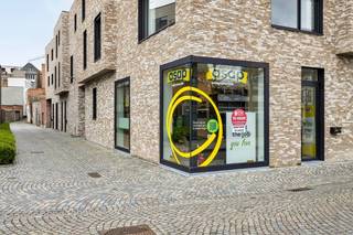 Kantoorruimte centrum Mechelen - unieke ligging aan de Dijle met zicht op het water - 150 m2 en instapklaar - quasi NIEUWBOUW<br /><br /><u>Gelijkvloers</u>: inkomhal met inkomsas en twee aparte ingangen, vestiaire, koffiecorner en ruime vergaderzaal/kantoorruimte<br /><br /><u>Eerste verdieping</u>: ruime werkruimte en ingerichte keuken met vaststaand meubilair en ingemaakte kasten<br /><br /><u>Benedenverdieping</u>: toilet, berging, grote lichtrijke werkruimte/vergaderzaal<br /><br />Handelsruimte is volledig met hoogwaardige en luxueuze materialen afgewerkt met ingemaakte kasten, vaststaand meubilair en ingebouwde verlichting<br /><br />Vloerverwarming met warmtepompen - verluchting D-systeem - voorzien van alle moderne technieken - EPC A- gelegen in Residentie De Lepelaar<br /><br />Prijs excl. BTW