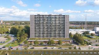 Op zoek naar een comfortabel appartement op een goed bereikbare locatie in Gent? In de Scandinaviëstraat, vlak bij de Oude Dokken, geniet u van een aangename woonomgeving met tal van voorzieningen binnen handbereik. Dok Noord biedt een gevarieerd aanbod aan winkels en horeca, terwijl het Handelsdok uitnodigt tot wandelen en fietsen. Ook Gent-Dampoort, het stadscentrum en de R4 zijn vlot bereikbaar.<br /><br />Op de 11de verdieping bevindt zich dit verzorgd appartement met een bewoonbare oppervlakte van 72 m². De inkomhal leidt naar de woonkamer, die rechtstreeks aansluit op het ruime, zuidwestgerichte terras van 15 m². Verder beschikt het appartement over een volledig uitgeruste keuken, twee slaapkamers, een badkamer met inloopdouche en wastafel, een afzonderlijk toilet en een privatieve berging.<br /><br />In 2023 werden zowel de keuken als de badkamer vernieuwd en werd het appartement geschilderd. Dankzij de dubbele beglazing en centrale verwarming via een warmtenet geniet u van hedendaags wooncomfort. Het gunstige EPC-label B (131 kWh/m²/jaar) en de conforme elektriciteit vormen bijkomende troeven.<br /><br />Ziet u zichzelf hier al wonen? Contacteer Jamiro via jamiro@immofrancois.be of telefonisch voor meer informatie of een bezoek. Tot binnenkort!<br /><br />