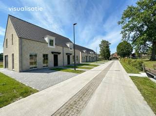 <p><strong>Lot 1 is een halfopen bebouwing op een perceel van 231 m² en heeft een bewoonbare oppervlakte van 126 m². De gelijkvloerse verdieping beschikt over een ruime leefruimte met een open keuken, een berging en een gastentoilet . Vanuit de keuken is er directe toegang tot het terras en de privétuin. Op de eerste verdieping bevinden zich drie ruime slaapkamers en een badkamer, voorzien van een ligbad, douche, dubbel lavabomeubel en toilet. De woning heeft een vlizo-trap naar de zolderruimte. Buiten is er nog een mooi aangelegde tuin en carport.<br /><br />Vindeling – Rustig wonen in het hart van Wechelderzande</strong></p>
<p><strong>Ontdek Vindeling, een charmant nieuwbouwproject met 23 energiezuinige woningen gelegen aan de gelijknamige weg Vindeling te Wechelderzande. Deze weg is een nieuwe zijstraat van de Kerkepad in een autoluwe omgeving.</strong> Deze tweede fase omvat 12 stijlvolle nieuwbouwwoningen die de perfecte balans vinden tussen hedendaagse elegantie en klassieke accenten. De klassieke geveldetails, gecombineerd met een moderne indeling en duurzame technieken, creëren een warm en tijdloos geheel. Dit nieuwbouwproject is gelegen in een kindvriendelijke buurt met veel openbaar groen en is ontworpen met oog voor comfort, ruimte en levenskwaliteit.</p>
<p><strong>Samenvatting</strong></p>
<p>Het nieuwbouwproject Vindeling bestaat in de eerste fase uit 11 en in de tweede fase uit 12 energiezuinige nieuwbouwwoningen. Elke woning telt 3 slaapkamers en biedt een bewoonbare oppervlakte tussen 126 m² en 131 m². De perceelsoppervlaktes variëren van 193 m² tot 407 m², wat elke woning een mooie buitenruimte garandeert. Elke woning beschikt bovendien over een private tuin en een carport of inpandige garage.</p>
<p><strong>Mooi wonen in Wechelderzande</strong></p>
<p>Vindeling ligt in de omgeving van de Kerkepad in Wechelderzande, een ideale locatie voor gezinnen. De wijk is kindvriendelijk en omringd door het groen. Bovendien bevinden winkels, scholen, kinderopvang en de lokale jeugdbeweging zich op wandelafstand. Dankzij de nabijheid van belangrijke voorzieningen geniet je hier van het comfort van een centrale ligging, zonder in te boeten op rust en ruimte.</p>
<p><strong>Ruimte &amp; comfort</strong></p>
<p>Elke woning beschikt over drie volwaardige slaapkamers en een badkamer met ligbad, aparte douche, dubbel lavabomeubel en toilet. De open leefruimte met zithoek, eetruimte en volledig ingerichte keuken vormt het hart van de woning en sluit naadloos aan op de aangelegde tuin. Grote raampartijen zorgen voor een overvloed aan natuurlijk licht en creëren een aangename woonbeleving.</p>
<p>Afhankelijk van het woningtype beschik je over een carport of een inpandige garage met extra bergruimte. De afwerking is kwalitatief en doordacht, met ruime keukeninrichting en moderne technieken die bijdragen aan het dagelijks wooncomfort.</p>
<p><strong>Duurzaamheid en energiezuinigheid</strong></p>
<p>De woningen van nieuwbouwproject Vindeling zijn bijna-energieneutraal (BEN) met een maximaal E-peil van 10. Ze zijn uitgerust met een lucht-water warmtepomp, vloerverwarming en zonnepanelen, wat zorgt voor een aanzienlijke besparing op je energiefactuur. Ook aan duurzaam watergebruik is gedacht: regenwater wordt gerecupereerd voor toiletspoeling, buitenkraan en mogelijks wasmachine.</p>
<p>Met deze duurzame en toekomstgerichte keuzes woon je niet alleen energiezuinig, maar ook comfortabel en milieubewust.</p>
<p><strong>Beschermd als koper</strong></p>
<p>De verkoop van Vindeling geschiedt onder de <strong>Wet Breyne</strong>. Dit garandeert de koper uitgebreide bescherming en ontneemt alle risico’s. Je betaalt in schijven naarmate de werken vorderen, wat zorgt voor financiële gemoedsrust tijdens het bouwproces.</p>