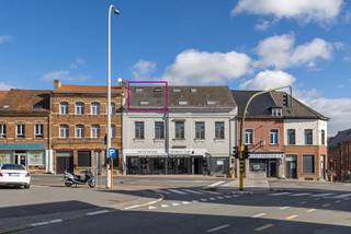 Duplex appartement met 2 slaapkamers in het centrum Dilbeek.Gelegen op de tweede verdieping, bereikbaar via een buitentrap.Dit appartement bestaat...