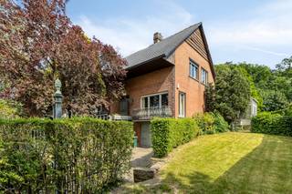 Vrijstaande woning op een mooi perceel, gelegen aan de voet van de Edelareberg in Oudenaarde. Deze solide woning telt 5 slaapkamers, een volledig onderkelderde verdieping met garage. INDELING VAN DE WONING: Gelijkvloers: * inkomhal met gastentoilet* leefruimte met open haard* keuken met aansluitende berging* orangerie met zicht op de tuin* 1 slaapkamer / bureauruimte Eerste verdieping:* 4 slaapkamers * badkamer met ligbad en toilet* toegang naar zolderKelderverdieping: * kelder* wasplaats* inpandige garage ALGEMENE INFORMATIE:* centrale verwarming op stookolie* dubbele beglazing - houten ramen* bewoonbare oppervlakte: 240 m²* rolluiken aanwezig* stadswater Deze AI-visualisaties zijn bedoeld als inspiratie. Er werd geen rekening gehouden met technische specificaties, stedenbouwkundige voorschriften of concrete mogelijkheden tot realisatie.Dit pand is onderworpen aan de renovatieverplichting van de Vlaamse overheid voor residentiële gebouwen (behoudens bij sloop binnen 5 jaar na de aankoop). Consulteer voor meer informatie de website van het Vlaams Energie- en Klimaatagentschap via https://www.vlaanderen.be/een-woning-kopen/renovatieverplichting-voor-residentiele-gebouwenBestuursmaatregelen in het maatregelenregister: in aanvraag