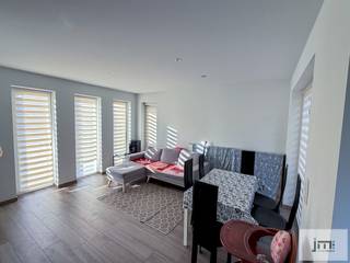 Deze mooie recente woning bevindt zich aan de rand van Sint-Truiden en biedt alle moderne comfort.Indeling:Gelijkvloers: inkomhal met gastentoilet,...