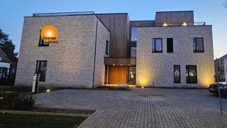 <strong>Luxe gelijkvloers appartement van 116m² met zonnig terras 23m² en tuin 177m² gelegen in het centrum van Maasmechelen.</strong><br /><br />Residentie Via Rosa bestaat uit slechts 5 appartementen en is beschikbaar tegen het einde van dit jaar.<br /><br />Dit appartement bestaat uit een ruime woonkamer met veel lichtinval, die overgaat in een open keuken met berging. Vanuit de living heeft u toegang tot een groot zonnig terras van 23m². <br />Er zijn twee ruime slaapkamers met in het midden een badkamer met een inloopdouche met glazen wand en een dubbele wastafelmeubel.<br /><br />Het gelijkvloers beschikt over 177m² tuin met een tuinberging.<br /><br />Aan de voorkant van het gebouw is er een privé-parking.<br /><br />Wordt verkocht onder het btw-stelsel. 6% btw mogelijk voor enige eigenwoning.<br /><br />E-peil 0, betekent dat er een vrijstelling is gedurende 5 jaar op de onroerendgoedbelasting.<br /><br /><br />Bestuursmaatregelen in het maatregelenregister: nee.<br />Zeer centrale ligging midden in het commercieel centrum van Maasmechelen, vlakbij MM Village, M2, de autostrades en het Nationaal Park Hoge Kempen.<br />Vergunning uitgereikt/Woongebied/Geen rechterlijke herstelmaatregel of bestuurlijke maatregel opgelegd/Geen voorkooprecht/Geen verkavelingsvergunning/ P-score: A/ G-score: A.