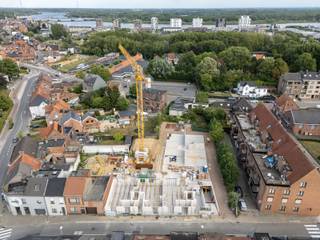 Dit nieuwbouwappartement situeert zich op de eerste verdieping van nieuwbouwresidentie De Zeven Rozen in blok A. Het omvat een inkomhal,...