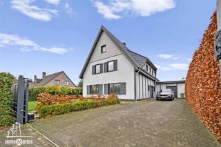 Deze zeer lichtrijke en karaktervolle open bebouwing biedt maar liefst 393 m² woonruimte op een groot perceel van 1.165 m². De woning is uitstekend geïsoleerd (geïsoleerd dak, muren en dubbele beglazing) en beschikt over centrale verwarming op gas én een gezellige open haard.Binnenin vindt u een ruime open keuken, 6 slaapkamers, 2 badkamers en meerdere grote leefruimtes. De stijlvol ingerichte woning voelt warm en kwalitatief aan in elke ruimte.Zeer energie zuinig ! Buiten geniet u van een fraai aangelegde, grote tuin en een ruime oprit met veel parkeermogelijkheden.De ligging is top: rustig, maar zeer vlot bereikbaar dankzij de nabijheid van belangrijke invalswegen.Een ideale gezinswoning met uitzonderlijk veel ruimte, comfort en charme. Een echt pareltje in Sint-Niklaas.