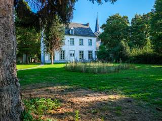 <h2>Te koop: Historische pastorie in het hart van <span><span>Geetbets</span></span></h2>
<p>In de schaduw van de kerktoren, midden in het charmante dorpscentrum, bevindt zich deze <strong>imposante voormalige pastorie</strong> — een uitzonderlijk pand met ziel, geschiedenis en een zee aan mogelijkheden. Gebouwd in <strong>1752–1753</strong> op initiatief van het kapittel van Sint-Pieter te Leuven en verschillende abdijen, ademt dit monumentale gebouw tot vandaag authenticiteit en grandeur.</p>
<p>Met zijn symmetrische gevel in bak- en natuursteen, karakteristieke omlijstingen in Gobertangesteen, hoge vensters en statige volumes is dit een pand dat meteen indruk maakt. Binnen blijven waardevolle elementen bewaard, zoals de klassieke middengang, eiken kapgebinten en originele schouwen.</p>
<p><span>De ligging aan de Dorpsstraat, nabij kerk, gemeentehuis en sporthal, maakt dit een ideale locatie voor een concept dat zowel bewoners als bezoekers, wandelaars en fietsers aanspreekt. Achteraan zorgt een parkachtige omgeving voor extra sfeer en potentieel.</span></p>
<p>🌳 <strong>Belangrijke informatie over de eigendom</strong></p>
<ul>
<li>
<p>De verkoop omvat uitsluitend de gebouwen van de pastorie en een gedeelte van de achtertuin</p>
</li>
<li>
<p>De indrukwekkende Japanse notenboom (Ginkgo biloba) in de voortuin maakt géén deel uit van de verkoop — deze beschermde boom blijft eigendom van de gemeente</p>
</li>
<li>
<p>Ook de achterliggende parkzone blijft gemeentelijk bezit, maar een deel van de tuin kan privatief gebruikt worden met respect voor de natuurlijke omgeving</p>
</li>
<li>
<p>Toegang tot de parkzone achteraan moet behouden blijven</p>
</li>
</ul>
<p>💡 Deze eigendom is onderworpen aan de renovatieverplichting van de Vlaamse overheid voor residentiële gebouwen (behoudens bij sloop binnen 5 jaar na aankoop).</p>
<p>⚖️ <strong>Verkoop via biedingsprocedure</strong><br />De verkoop verloopt via het online biedingsplatform van <span><span>COVAST, waar bij We Invest optreedt als vastgoedmakelaar.</span></span></p>
<p>📞 Interesse of meer info?<br />Contacteer <strong>demervallei@weinvest.be of</strong> via 0488 33 81 47</p>
<p><strong>We Invest Demervallei - </strong><em>Vastgoed Anders Bekeken</em></p>