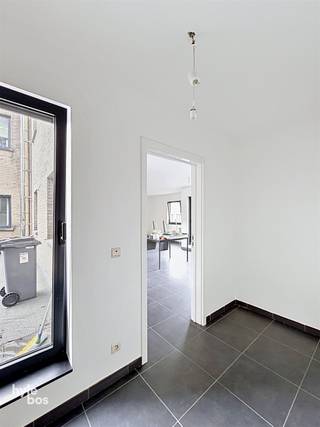 Gezellig appartement midden in het centrum van de stad met ruime living en open keuken (kookvuur, damkap, ijskast), badkamer (bad...