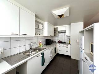 <p><span>Information appartement</span></p><p><span>Appartement très spacieux de 2 chambres à coucher avec terrasse ensoleillée dans le centre d'Anvers ! Situé au 2ème étage dans un immeuble très soigné et authentique avec ascenseur ! Vous entrez dans un grand espace de vie avec beaucoup de lumière grâce aux hauts plafonds et aux 3 grandes fenêtres côté rue. Adjacente à l'espace de vie se trouve la cuisine ouverte, équipée d'une plaque de cuisson au gaz à 4 feux, d'une hotte aspirante, d'un réfrigérateur avec congélateur séparé, d'un four à micro-ondes et d'un double évier. A l'arrière de l'appartement se trouvent 2 chambres calmes d'environ 12 et 14m². Salle de bain équipée d'un double lavabo avec armoire de toilette, d'une douche dans la baignoire et d'un branchement pour machine à laver. Toilettes séparées. L'appartement est doté d'un magnifique parquet en chêne dans l'ensemble de l'appartement et de carrelage dans les pièces humides. Interphone disponible. Le coût mensuel est de 110 euros (entretien et consommation des parties communes, y compris l'ascenseur, le concierge et l'assurance de l'immeuble). Compteurs de consommation privés pour l'électricité, le gaz et l'eau.</span></p><p><span> </span></p><p><span>Aménagement</span></p><ul><li><span>Espace de vie spacieux (environ 50m²) sur parquet de  avec beaucoup de lumière grâce à 3 hautes fenêtres.</span></li><li><span>Cuisine ouverte avec beaucoup d'espace de rangement, équipée d'une plaque de cuisson au gaz à 4 feux, d'une hotte aspirante, d'un double évier, d'un réfrigérateur avec compartiment congélateur séparé, d'un four à micro-ondes et d'un branchement pour lave-vaisselle.</span></li><li><span>Deux chambres spacieuses (environ 12m² et 14m²) à l'arrière de l'appartement.</span></li><li><span>Salle de bains avec double lavabo et armoire de toilette, douche dans la baignoire et branchement pour machine à laver.</span></li><li><span>Toilettes séparées avec lavabo.</span></li><li><span>Terrasse agréable orientée à l'ouest.</span></li></ul><p><span> </span></p><p><span>Extra's</span></p><ul><li><span>L'appartement est doté d'un magnifique parquet en chêne dans l'ensemble de l'appartement et de carrelage dans les pièces humides.</span></li><li><span>Porte d'entrée anti-effraction.</span></li><li><span>Bon EPC de 177 kWh/(m² année).</span></li></ul><p><span> </span></p><p><span>Conditions de location</span></p><ul><li><span>Prix de location : 950 EUR/mois</span></li></ul><ul><li><span>Charges mensuelles : 110 EUR pour l'entretien et la consommation des parties communes, y compris l'ascenseur, le concierge et l'assurance de l'immeuble. </span></li></ul><ul><li><span>Disponibilité : 1er novembre 2025</span></li></ul><ul><li><span>Dépôt de garantie : 3 mois</span></li><li><span>Compteurs individuels pour l'électricité, le gaz et l'eau.</span></li></ul><p><span> </span></p><ul><li><span>Coût du plan de situation obligatoire 200 EUR hors TVA.</span></li><li><span>Assurance locataire obligatoire.</span></li></ul><p><span> </span></p><p><span>Immeuble</span></p><ul><li><span>Immeuble de style avec sous-sol, local commercial au rez-de-chaussée et appartement aux 1er, 2ème et 3ème étages.</span></li><li><span>Ascenseur présent.</span></li><li><span>Interphone disponible.</span></li></ul><p><span> </span></p><p><span>Situation</span></p><ul><li><span>A quelques pas du Meir, de la gare centrale, de la F. Rooseveltplaats, du City Park.</span></li><li><span>Ecoles, magasins et transports en commun à proximité immédiate.</span></li><li><span>MOBISCORE : 9,7/10 !</span></li></ul><p><span> </span></p><p><span>*Les informations contenues dans ce prospectus sont données à titre indicatif : les candidats locataires doivent faire leur affaire personnelle de l'obtention, de la vérification et de l'interprétation de ces informations.</span></p><p><span> </span></p>