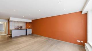 Mooi gelijkvloers appartement met 2 slaapkamers in het hart van Blankenberge. De locatie is zonder twijfel een enorme troef: slechts enkele passen verwijderd van de commerciële winkelstraat maar toch rustig gelegen net buiten het bruisend centrum. Alle voorzieningen in de nabije omtrek en alles op wandelafstand bereikbaar. <br /><br />Het appartement werd vernieuwd in 2012 en beschikt over een gunstig energielabel (C) en een asbestveilig attest.<br /><br />Indeling:<br />Mooie & ruime woonkamer met een warme vloer, een kwalitatieve open keuken met kookeiland, een verzorgde badkamer met douche en ligbad, een apart toilet en 2 slaapkamers. <br />Verder nog een knusse patio dat mits wat aankleding heerlijk kan benut worden (zie voorbeeld tussen de foto's). <br />In de kelderverdieping geniet u nog van een extra grote berging waar u plaats hebt voor WM/DK, extra opslag, etc. …<br /><br />Een mooi aanbod op een goede locatie.<br /><br />Bezoeken of meer informatie?<br />Contacteer Sacha Vanrafelghem op GSM 0487/43.79.10.