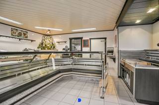 Kloeke alleenstaande woning met handelsruimte waarin jaren een gekende slagerij werd uitgebaat – een unieke opportuniteit in de streek.<br /><br />Dankzij de commerciële ligging vormt dit pand de ideale uitvalsbasis voor jouw handelszaak. De combinatie van wonen en werken onder één dak maakt dit een bijzonder interessant aanbod.<br /><br />Deze eigendom is momenteel ingericht als slagerij maar biedt ook mogelijkheden voor andere doeleinden (viswinkel, bakkerij, traiteur, frituur, broodjeszaak, groenten &amp; fruit, kaaswinkel, kantoor, …).<br /><br /><strong>Indeling:</strong><br />De woning bevat een inkomhal met trap, gastentoilet met vestiaire en bureauruimte. <br />Ruime lichtrijke living met schouw in natuursteen en cassette. Ruime keuken.<br />Op het verdiep 4 slaapkamers, badkamer en zolderruimte.<br /><br />Vanuit de keuken bereik je de slagerij met vooraan de winkel zelf en achteraan het atelier en de werkplaats, diverse koelingen en de dubbele garage met onder meer ruime diepvriescel.<br /><br />Tuin met terras &amp; siervijver.<br />Voor het handelshuis is er voldoende parkeergelegenheid.<br /><br /><strong>Details:</strong><br />- kloeke &amp; polyvalente eigendom met het nodige renovatiewerk<br />- cv op aardgas<br />- aluminium schrijnwerk met enkel glas<br />- boorput<br />- onmiddellijk beschikbaar<br /><br /><strong>Contact:</strong><br />Voor meer informatie of een bezoek, contacteer Stijn op 0491 61 42 19 of info@stijndebusschere.be