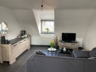 Ontdek dit charmante appartement met één slaapkamer, gelegen op Torenstraat 25 in Zandhoven. Dit instapklare pand, met een gunstige EPC-score B, biedt een comfortabele en moderne woonervaring. De lichte woonkamer, met zijn schuine daklijnen en een groot raam, creëert een gezellige sfeer.<br /><br />De open keuken is volledig uitgerust met moderne apparatuur en biedt voldoende werk- en opbergruimte. Aansluitend aan de leefruimte is er een eetgedeelte dat uitkijkt op het ruime terras. Dit terras, met een prachtig uitzicht over de omgeving, is de perfecte plek om te ontspannen of buiten te dineren.<br /><br />Met één slaapkamer is dit appartement ideaal voor singles, young professionals. De praktische indeling en de goede staat van onderhoud maken dit een aantrekkelijke woongelegenheid. Mis deze kans niet om te wonen in een fijne en energiezuinige woning.