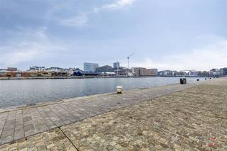 Ontdek dit lichtrijke en energiezuinige appartement op de tiende verdieping van een moderne woontoren aan het Kattendijkdok-Westkaai in Antwerpen...