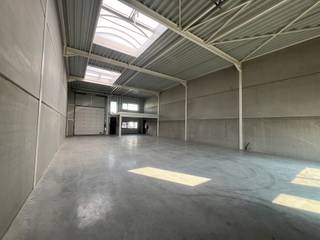 KMO-unit van 288m² met 35m² mezzanine in het nieuwe bedrijvenpark "WOUDPARK", gelegen op het bedrijventerrein Genk-Noord, vlakbij de op- en afritten 30 (Park Midden-Limburg) en 31(Genk-Centrum) van de E314. <br /><br />KENMERKEN UNIT:<br />- oppervlakte: 288m² + 35m² mezzanine<br />- staalconstructie met geïsoleerde sandwichpanelen en steeldeck<br />- 2 elektrische sectionaalpoorten<br />- 2 loopdeuren, extra glaspartijen<br />- casco afwerking<br />- 63A stroomvoorziening<br />- aantal parkeerplaatsen: 4<br /><br />Vermelde huurprijs is exclusief BTW en gemeenschappelijke kosten!<br /><span><br />Onmiddellijk beschikbaar.</span>