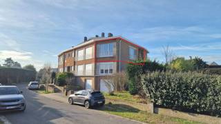 RUSTIG GELEGEN HOEKSTUDIO OP 250 METER VAN DE LEOPOLD I ESPLANADE EN HET STRAND VAN DE PANNE<br />Bestaande uit inkom met ingebouwde opbergkast, lichtrijke living met vernieuwde PVC ramen, ingerichte keuken met terras en badkamer met douche, lavabo en WC. Het EPC - attest betreft een simulatie. Er wordt reservekapitaal opgevraagd om het dak volledig te vernieuwen en te isoleren. U vindt meer informatie op onze eigen website, www.immocattaert.be, onder de rubrieken "kenmerken en documenten". Bezichtigingen zijn enkel mogelijk op afspraak.