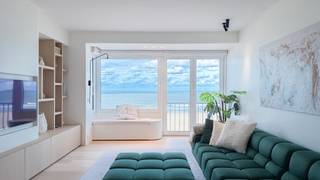 Luxe appartement in Ibiza-stijl met adembenemend zeezicht aan het Albertplein...Dit unieke, volledig gerenoveerde appartement combineert hedendaagse...
