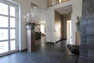 <p>Deze prachtig onderhouden en luxueuze villa op een perceel van <strong>1.372 m²</strong> beschikt over een bewoonbare oppervlakte van maar liefst <strong>275 m²</strong>. De woning heeft tal van mogelijkheden en is afgewerkt met de beste materialen. Achteraan de woning is er een ruime en mooi verzorgde tuin met aangelegde vijver. </p><p></p><p><strong>Indeling:</strong> inkomhal, vestiaire, lichtrijke woonkamer, volledig geïnstalleerde keuken met uitzicht op de achtergelegen tuin, voldoende bergruimte, bijkeuken met douche en een dubbele garage. Op de verdieping bevinden zich 2 slaapkamers, met de mogelijkheid tot het maken van een 3de, ruime badkamer met douche en ligbad, dressing en een bureauruimte. Tot slot zijn er voldoende aansluitingen voor al uw apparaten, is er nog een extra zolderruimte en beschikt de woning over een gecentraliseerd stofzuigsysteem. </p><p></p><p>CV op aardgas met condenserende ketel. Er zijn ook zonnepanelen voorzien! </p><p></p><p>Voor het onderhoud van de tuin wordt een extra kost van <strong>150,-</strong> voorzien. </p><p></p><p>Wenst u een bezoek ter plaatse? <strong>Plan uw afspraak via 0478 59 77 41 of michiel@altro-vastgoed.be</strong></p>