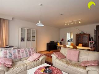 Dit ruim 2 slaapkamer appartement met zonnige tuin vinden we langs de goed gelegen Deurnestraat in Mortsel. Op wandelafstand vinden we het station...