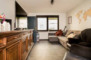 <p>Lichtrijke stadswoning in hartje Leuven met terras en garage</p>
<p>Op zoek naar rustig wonen in het bruisende Leuven? Deze charmante, lichtrijke woning ligt in een rustige buurt aan de rand van de ring, zonder doorgaand verkeer, en geniet van een uitstekende bereikbaarheid met openbaar vervoer, autostrade en belangrijke invalswegen.</p>
<p>De woning omvat een inkomhal met vestiaire en gastentoilet, een badkamer, een open leefruimte met eetplaats en keuken, en een praktische wasberging. Aansluitend bevindt zich een gezellig stadsterras en een afzonderlijke garage.</p>
<p>Op de eerste verdieping zijn er twee slaapkamers en een apart toilet. De volledig afgewerkte zolderverdieping biedt bovendien een ruime, luxueuze slaapkamer onder het dak.</p>
<p>Een unieke combinatie van rust, licht, comfort en een toplocatie in hartje Leuven!</p>
<p>Kortom: een topper dat je niet wilt missen. Vraag snel een bezoek aan: admin@immodrome.be of bel 016/234723</p>