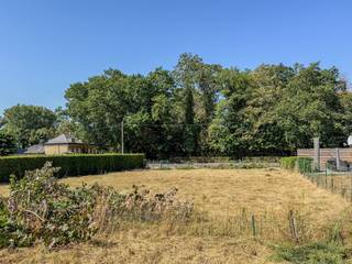 Recht tegenover het Esenkasteel te Diksmuide, vinden we dit residentieel gelegen stuk bouwgrond met volgende kenmerken:<br /><br />TROEVEN: <br />- Centrale en residentiële ligging!<br />- Vlotte bereikbaarheid.<br />- Geschikt voor open bebouwing.<br />- Het lot maakt deel uit van een goedgekeurde verkaveling en de nutsvoorzieningen zijn reeds aanwezig!<br /><br />Een unieke kans gezien het minieme aanbod aan percelen bouwgrond in Diksmuide!<br /><br />Meer info op www.vastgoedvanoverschelde.be