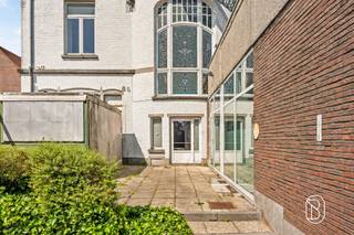 <p>UNIEKE KANS. Prachtige HERENWONING met enorm veel potentieel (kantoren, praktijk, B&amp;amp;B) voor mensen op zoek naar ruimte! Gelegen in het CENTRUM op een commerciële zichtlocatie. INDELING: inkom en wahtruimte, prachtige trappenhal, grote leefruimte, extra bureau, VOLLEDIG ONDERKELDERD, en op de 3 bovenliggende verdiepen enorm veel mogelijkheden qua ruimtes (kamers, kantoren,...). Laat u verrassen door deze karaktervolle eigendom en vraag nu uw bezoek aan: info@immobeguin.be</p>