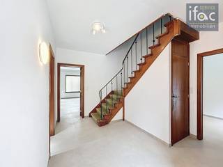 Uitstekend gelegen en volledig gerenoveerde woning met 3 slaapkamers en prachtige tuin! Gelijkvloers: ruime inkomhal (+/-17) met apart toilet...