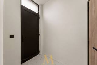 Deze volledig gerenoveerde rijwoning, gelegen op een boogscheut van het bruisende centrum van Kortrijk, biedt het ideale evenwicht tussen...