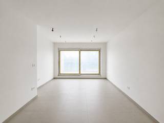 Dit nieuwbouwappartement maakt deel uit van een kleinschalige residentie in centrum Nazareth. Dankzij de centrale ligging bevindt u zich op wandelafstand van het station, winkels en andere voorzieningen. Bovendien is er een vlotte verbinding naar belangrijke invalswegen. <br /><br />Dit appartement gelegen op de tweede verdieping omvat: inkomhal met gastentoilet, lichtrijke leefruimte met open, ingerichte keuken voorzien van hoogwaardige toestellen en die toegang biedt tot terras (5,83m²), berging, badkamer met inloopdouche en dubbel lavabomeubel en 2 slaapkamers. Bij dit appartement hoort een garage.<br /><br />Troeven:
<ul>
	<li>Nieuwbouw met energiezuinige voorzieningen (zonnepanelen, warmtepomp, ventilatiesysteem, ...)</li>
	<li>Moderne afwerking en kwalitatieve materialen</li>
	<li>Centrale en vlot bereikbare ligging</li>
	<li>Garage</li>
</ul>
De gemeenschappelijke lasten bedragen € 90/ maand.<br /><br />Beschikbaar: 01/07/2026<br /><br />Interesse? Neem gerust contact op voor meer informatie of om tijdig uw bezoek in te plannen.