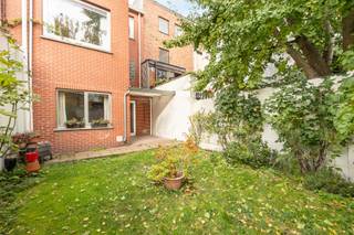 <p><strong><span>Ruime gezinswoning met tuin en garage </span></strong></p>
<p><span>In de rustige De Costerstraat in Borgerhout bevindt zich deze aangename gesloten bebouwing met een bewoonbare oppervlakte van 142 m². De ligging is ideaal voor wie centraal wil wonen. Op wandelafstand van winkels, scholen en openbaar vervoer, en met een vlotte verbinding naar het stadscentrum en de belangrijkste in- en uitvalswegen.</span></p>
<p><span>Bij het binnenkomen tref je een inkomhal met directe toegang tot de ruime inpandige garage, waar je bovendien ook voor de poort kan parkeren. Achteraan bevindt zich een extra kamer die perfect kan dienen als slaapkamer, hobbyruimte of wasplaats, en een bureau met zicht op de tuin. De gezellige buitenruimte met klein koertje heeft een oost-zuidoostoriëntatie, waardoor je ’s ochtends en in de vroege namiddag van de zon geniet. Op de eerste verdieping bevindt zich de lichtrijke leefruimte met aansluitend een praktische keuken op gasvuur en een aparte hal met toilet. De tweede verdieping omvat twee ruime slaapkamers, een badkamer met ligbad en wastafel, en een nachthal met ingemaakte kasten die extra bergruimte bieden.</span></p>
<p><span>Het pand beschikt over een<span> </span><strong><span>EPC-score van D (397)</span></strong><b>,</b> geen renovatieplicht.</span></p>
<p><strong><span>Troeven:</span></strong><span><br />• Centrale en toch rustige ligging nabij alle voorzieningen<br />• Inpandige garage + extra staanplaats voor de poort<br />• Praktische indeling met extra kamer en bureau op het gelijkvloers<br />• Twee ruime slaapkamers en veel opbergruimte<br />• Oost-zuidoost gerichte tuin met privacy</span></p>