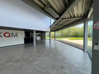 <p>Showroom met opslagruimte te huur in Zottegem. Gelegen langs de N42 met een zeer vlotte verbinding naar de E40, afrit 17 Wetteren. De opslagruimte van 385 m² beschikt over een elektrische sectionaalpoort, polybetonvloer, een vrije hoogte van 4 meter en sanitair. De brede lichtstraat zorgt voor een aangename lichtinval. Vooraan in een ruime showroom met mooi afgewerkte kantoren met een uitstekende visibiliteit langs de expresweg. Mogelijkheid om extra kantoorruimte met keuken bij te huren.<br />Onmiddelijk beschikbaar.<br /><br />Contacteer Structura.biz voor meer info en/of een vrijblijvend plaatsbezoek.</p>