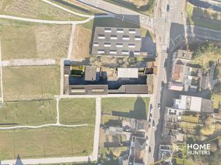 Instelprijs €399.000, iedereen heeft de mogelijkheid om een bod te doen. Dit zal voorgelegd worden aan de eigenaars, deze hebben de keuze om het bod al dan niet te aanvaarden.<br />Het bod kan uitgebracht worden tot uiterlijk vrijdag 10/12/2025 tot 12:00 uur.<br /><br />Bij de afrit van de autosnelweg huisvest zich deze unieke eigendom. Gelegen op een perceel met een totale oppervlakte van 2139 m², met 780 m² aan loodsen, een showroom, een bungalow woning op huisnummer 362 en een halfopen bebouwing met huisnummer 364.<br /><br />De bungalow woning bestaat uit een inkomhal, een lichtrijke leefruimte met open keuken, 2 volwaardige slaapkamers en een badkamer. Verder is deze voorzien van een aangename tuin en een praktisch tuinhuis. <br /><br />De halfopen bebouwing is volledig te renoveren en opnieuw in te delen, de benedenverdieping is momenteel een opslagruimte van 275 m². <br /><br />De showroom omvat 200 m² met aaneensluitend een bureel van 60 m² en een loods van 310 m². <br /><br />Troeven:<br />* Perceel 2139 m²<br />* 780 m² Aan loodsen<br />* Showroom <br />* Bungalow woning<br /><br />Interesse? plan zeker een afspraak in!