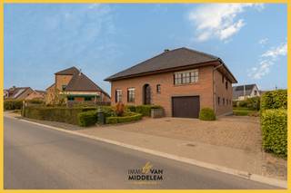 Immo Van Middelem biedt deze zeer ruime woning uit de jaren ’70 aan, gelegen in een rustige buurt te St.-Katherina-Lombeek (Ternat).De woning heeft...