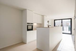 Ontdek dit prachtige gelijkvloerse BEN-appartement in het rustige en groene Oosteeklo. Het appartement is royaal ingedeeld en beschikt over...