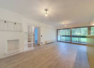 Vous recherchez un appartement confortable et prêt à emménager dans un emplacement privilégié ? Ce spacieux appartement d'une chambre situé au Nachtegaallaan 14 à Hoboken offre l'équilibre parfait entre repos et excellente accessibilité. Avec un aménagement spacieux et une jolie terrasse où vous pourrez vous détendre, c'est l'endroit idéal pour rentrer chez vous.Disposition :- hall d'entrée- salon avec cuisine ouverte- rangement adjacent à la cuisine- grande terrasse- chambre- toilettes séparées - salle de bainAvantages supplémentaires :- appartement spacieux- ascenseur- bon label EPC B- disponible immédiatement- bon score mobile : 8,8/10Les frais fixes mensuels sont de 175 euros par mois pour les frais des parties communes. (eau et chauffage inclus)Cet appartement à louer à Hoboken vous intéresse ? N'hésitez pas à soumettre une demande de visite via notre site web via la barre rouge qui y est prévue.Vous souhaitez également vendre ou louer votre propriété ? Nous sommes heureux de vous aider. Toujours à votre service pour répondre à toutes vos questions sur l'immobilier.