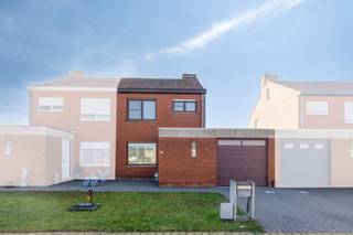 Ontdek dit gezellige en instapklare woning, gelegen in de rustige maar zeer centrale Pieter Breughelstraat in Rumbeke. Geniet van de nabijheid van buurtwinkels en alle nodige voorzieningen.Indeling van het huis:Gelijkvloers: - inkom met gastentoilet- woonkamer - volledig vernieuwde keuken - garage met sectionale poortEerste verdieping:- 3 slaapkamers- badkamer voorzien van badkamermeubel en doucheTweede verdieping: - zolderruimteTroeven van het huis: - Gelegen in een doodlopende straat. - Vlotte bereikbaarheid naar het centrum van Rumbeke en invalswegen, AZ Delta, ...- Ideale investering, starterswoning...- Uitweg achteraan Laat deze unieke kans niet aan u voorbijgaan! Neem vandaag nog contact met ons op voor een bezichtiging en ervaar zelf de charme en het comfort van deze prachtige woning in Rumbeke.Neem dan contact op met de dossierverantwoordelijke Jeroen Taillieu (+32 493 25 14 33) - jeroen.taillieu@dewaele.com
