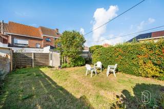 Grote en stevige woning op slechts een steenworp afstand van het dorpscentrum.Dit huis, dat in uitstekende staat verkeert maar wel gerenoveerd moet worden, is als volgt ingedeeld.BEGANE GROND: Een hal die toegang geeft tot een zithoek, een woonruimte met een woonkamer die uitkomt op een ingerichte keuken, een badkamer, een veranda, twee garages en een tuin met een zeer gunstige ligging.VERDIEPING: Een overloop die toegang geeft tot drie slaapkamers.ZOLDER: Een ruime ruimte die geschikt is voor de inrichting van twee extra grote slaapkamers.