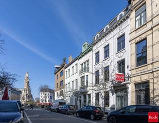 <strong>Luxueus wonen op ’t Zuid</strong><br /><br />Deze instapklare herenwoning is gelegen in het hart van ’t Zuid, één van de meest geliefde en levendige buurten van de stad. Cultuur, gastronomie en beleving bevinden zich hier op wandelafstand, met onder meer het KMSKA en tal van trendy restaurants in de onmiddellijke omgeving.<br /><br /><span>Authentiek karakter & hedendaags comfort</span><br />De woning werd volledig gerenoveerd met uitzonderlijke finesse, waarbij de authentieke elementen zorgvuldig behouden bleven. De statige, gerestaureerde gevel, verfijnde mouluren en hoge plafonds vormen een harmonieus geheel met modern design en hedendaags wooncomfort.<br /><br /><span>Gelijkvloers en tuin</span><br />Via de royale inkomhal met opbergmogelijkheden betreedt u het gelijkvloers. Hier bevinden zich de ruime leefruimte, eetkamer en een hoogwaardig uitgeruste keuken met directe toegang tot een aangename stadstuin. Grote raampartijen zorgen voor een overvloed aan natuurlijk licht. De moderne gashaard, geïntegreerd in het keukenmeubilair, creëert een warme en gezellige sfeer.<br /><br /><span>Eerste verdieping</span> <br />De volledige eerste verdieping is ingericht als masterverdieping. Deze omvat een royale slaapkamer met dressing en een luxueus afgewerkte badkamer met inloopdouche, ligbad en een op maat gemaakte wastafel.<br /><br /><span>Tweede & derde verdieping</span><br />Op de tweede verdieping bevinden zich drie volwaardige slaapkamers die een stijlvolle douchekamer delen. De derde en hoogste verdieping biedt een polyvalente ruimte, perfect als bureau, hobbykamer of extra leefruimte.<br /><br /><span>Buitenruimtes & extra’s</span><br />Op verschillende verdiepingen beschikt de woning over terrassen, een zeldzame troef in de stad. Daarnaast is er een praktische kelder aanwezig, inclusief een stijlvolle wijnkelder.<br /><br />Voor meer info of een afspraak voor een persoonlijke rondleiding contacteer je Amparo, 0478 68 29 86 - amparo@reds.be