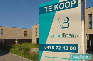 Deze half open bebouwing met aanpalende garage omvat een inkomhal met bezoekerstoilet, berging, leefruimte met open ingerichte keuken met...