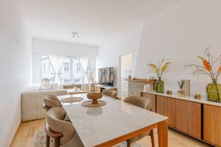 <p>Op een boogscheut van De Bist vinden we dit nette en lichtrijke appartement terug. <span>Het appartement is gelegen op de eerste verdieping van een rustige, verzorgde residentie. </span>De ruime leefruimte geniet van een mooie lichtinval en vormt het hart van de woning. Verder beschikt het appartement over twee volwaardige slaapkamers en een praktische ingemaakte kastenwand in de hal, waardoor het geheel bijzonder functioneel aanvoelt en er geen gebrek is aan opbergruimte.</p><p>Momenteel wordt het verhuurd, wat dus ook een interessante opportuniteit is voor investeerders die op zoek zijn naar een onmiddellijk rendement.</p>