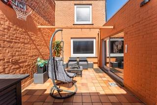 <br />Ruime gezinswoning met 5 slaapkamers, handelsruimte en tal van mogelijkheden in het centrum van Kachtem<br />Bent u op zoek naar een woning waar ruimte, comfort en flexibiliteit samenkomen? Dan is deze veelzijdige eigendom in het centrum van Kachtem precies wat u zoekt!<br />Deze ruime woning beschikt over maar liefst<strong> vijf volwaardige slaapkamers</strong>, waardoor ze perfect geschikt is voor grote gezinnen, thuiswerkers of wie extra ruimte wenst voor een hobbykamer, dressing of bureau.<br />Een <strong>absolute meerwaarde is de aparte handelsruimte</strong>, die eveneens kan dienen als tweede leefruimte. Dankzij de twee afzonderlijke toegangsdeuren kunt u wonen en werken moeiteloos combineren, terwijl u uw privé- en beroepsgedeelte volledig gescheiden houdt.<strong> Ideaal voor zelfstandigen, vrije beroepen of ondernemers.</strong><br />Met twee badkamers geniet het hele gezin van optimaal comfort. De gezellige, zonnige binnenkoer vormt bovendien een aangename plek om in alle rust te ontspannen of te genieten van een gezellige zomeravond.<br />Ook praktisch scoort deze woning uitstekend. Met een EPC-label C geldt er<strong> geen renovatieverplichting</strong>, zodat u zonder zorgen kunt intrekken. Daarnaast bestaat de mogelijkheid om opnieuw een garage te creëren. De voormalige garage is bereikbaar via de zijstraat en kan eenvoudig opnieuw in gebruik worden genomen.<br />De centrale ligging in Kachtem zorgt voor een vlotte bereikbaarheid en bevindt zich op korte afstand van winkels, scholen en andere dagelijkse voorzieningen.<br /><strong>Troeven :</strong>
<ul>
<li><strong>Centrale ligging in Kachtem</strong></li>
<li><strong>5 ruime slaapkamers</strong></li>
<li><strong>2 badkamers</strong></li>
<li><strong>Handelsruimte of tweede leefruimte</strong></li>
<li><strong>Ideaal voor de combinatie wonen en werken</strong></li>
<li><strong>Twee aparte toegangen voor privé en beroepsgedeelte</strong></li>
<li><strong>Zonnige binnenkoer</strong></li>
<li><strong>Mogelijkheid tot het creëren van een garage</strong></li>
<li><strong>EPC-label C – geen renovatieverplichting</strong></li>
</ul>
Bent u op zoek naar een woning met ruimte, mogelijkheden en een uitstekende ligging? Dan is dit een unieke kans die u niet mag missen.<br />Contacteer ons vandaag nog voor meer informatie of een bezoek op het nummer 051 62 40 40. Wij begeleiden u graag met de glimlach naar uw nieuwe thuis!