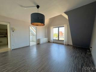 <p>Dit verzorgd appartement/studio van ca. 53 m² bevindt zich op de tweede verdieping van een kleinschalig gebouw (zonder lift), in een rustige zijstraat van het centrum van Wuustwezel bij winkels en openbaar vervoer.<br /><br />Via de inkomhal betreedt u de gezellige leefruimte van ca. 20 m², aansluitend aan een ingerichte keuken voorzien van een keramische kookplaat, dampkap, koelkast en oven. De aparte berging biedt extra opbergruimte, beschikt over aansluitingen voor wasmachine en droogkast en geeft bovendien toegang tot een handige bergzolder.<br />Het appartement beschikt verder over een slaapkamer van ca. 12 m² en een badkamer uitgerust met douche, lavabo en toilet.<br />Achteraan het perceel is er een privatieve garagebox voorzien.<br /><br />Een ideale woonst voor een alleenstaande of koppel dat op zoek is naar een compacte huurwoning.<br /><br />Huurprijs 600 Euro + 50 Euro per maand.</p>