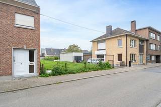 <p>Te koop: bouwgrond voor halfopen bebouwing aan het Camille Marchantplein in Dendermonde, gelegen in een rustige buurt met vlotte verbinding.</p>
<p> </p>
<p>Deze leuke grond biedt een uitstekende basis voor wie een gezinswoning wil bouwen in een kindvriendelijke omgeving. De ligging combineert het comfort van een residentiële wijk met de nabijheid van water, wat zorgt voor een aangename sfeer. Dankzij de goede bereikbaarheid bent u snel in het centrum of op de hoofdwegen, terwijl de directe omgeving rust en veiligheid uitstraalt.</p>
<p> </p>
<p>Belangrijkste ruimtes:<br />• Bouwgrond geschikt voor halfopen bebouwing<br />• Mogelijkheid tot creëren van een ruime tuin<br />• Potentieel voor een gezinsvriendelijke indeling</p>
<p> </p>
<p>Troeven:<br />• Rustige buurt met vlotte verbinding<br />• Kindvriendelijke omgeving<br />• Leuke grond voor halfopen bebouwing</p>
<p> </p>
<p>Neem vandaag nog contact op met uw ERA-makelaar voor meer informatie of een bezoek.</p>
<p> </p>
<p>JOUW DROOMGROND. ZO GEVONDEN!</p>