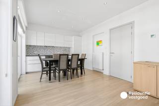 Op zoek naar een instapklaar appartement op een centrale ligging in Wenduine? Dan is dit recent totaal gerenoveerde 2-slaapkamerappartement zeker een bezoek waard. Dankzij de moderne afwerking, de lichtrijke leefruimte en de aanwezigheid van meerdere buitenruimtes combineert dit appartement comfortabel wonen met een uitstekende ligging op wandelafstand van winkels, horeca, openbaar vervoer en het strand.<br /><br />Bij het binnenkomen wordt u verwelkomd in de inkomhal. Vanuit de hal bereikt u de verzorgde badkamer, uitgerust met een instapdouche, lavabomeubel, hangtoilet, automatische ventilatie en volledig betegelde muren. Het appartement beschikt verder over twee slaapkamers. De ruime master bedroom biedt toegang tot een gezellig terras met zicht op de duinen. De tweede slaapkamer geniet van een mooie lichtinval en geeft toegang tot een inpandig terras.<br /><br />De aangename leefruimte vormt het hart van het appartement. Beide schuiframen (met elektrische rolluiken) bieden toegang tot de aanwezige balkons. Aansluitend bevindt zich de open keuken, die uitgerust is met een elektrisch kookfornuis, oven, dampkap, spoelbak met afdruipplaat, koelkast met diepvries en vaatwasser. Verder beschikt het appartement over een praktische berging op het tussenverdiep, waar zich de Buderus CV-ketel bevindt. <br /><br />Kortom, een ideaal appartement als vaste woonst, tweede verblijf of investering op een toplocatie in het centrum van Wenduine. Contacteer ons vandaag nog voor meer informatie of een bezoek ter plaatse.<br /><br />EPC: 159 kWh/m² - B-label - geen renovatieplicht